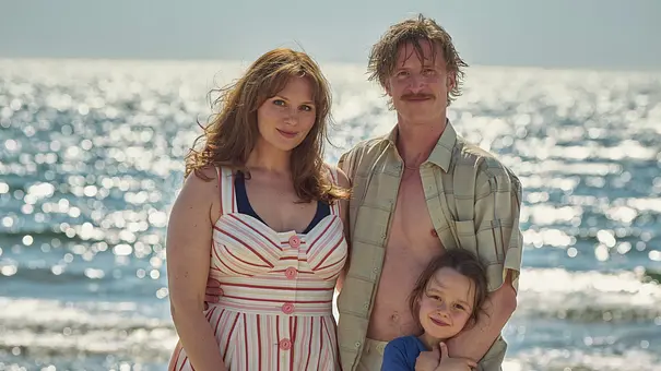 Rosalie Thomass, Golo Euler und Elise Lindner stehen eng beieinander vor dem glitzernden Meer und schauen in die Kamera. - Foto: © TOBIS Film, Frank Dicks Rosalie Thomass, Golo Euler und Elise Lindner stehen eng beieinander vor dem glitzernden Meer und schauen in die Kamera. - Foto: © TOBIS Film, Frank Dicks