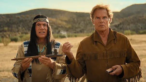 Abahachi (Michael Bully Herbig, l.) und Ranger (Christian Tramitz, r.) in Das Kanu des Manitu, das bald auf RTL+ erscheint.  - Foto: Constantin Film