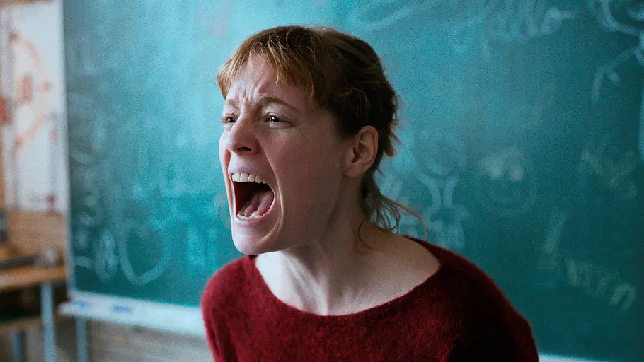 Leonie Benesch Leonie Benesch steht vor einer Tafel in einer Schulklasse und schreit
