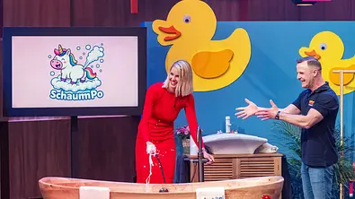 Janna Ensthaler und Sebastian Wild beim SauberPo-Pitch. - Foto: RTL / Bernd-Michael Maurer Janna Ensthaler und Sebastian Wild beim SauberPo-Pitch. - Foto: RTL / Bernd-Michael Maurer