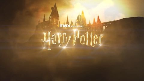 Der „Harry Potter“-Schriftzug vor einem Bild von Hogwarts. - Foto: HBO/Warner Bros.