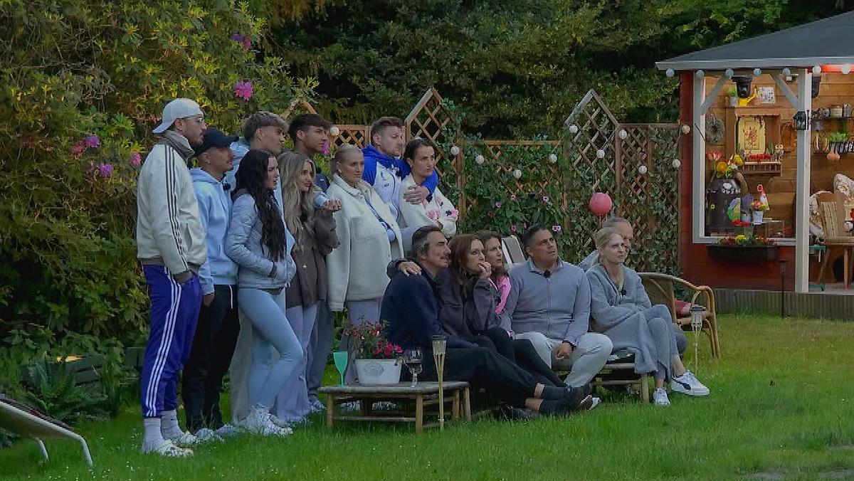 Das Sommerhaus der Stars 2025: Sieger steht fest Die Kandidaten von Das Sommerhaus 2025 stehen bei einer Verkündung im Garten.