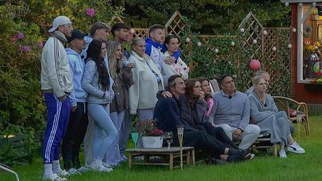 Die Kandidaten von Das Sommerhaus 2025 stehen bei einer Verkündung im Garten. - Foto: RTL