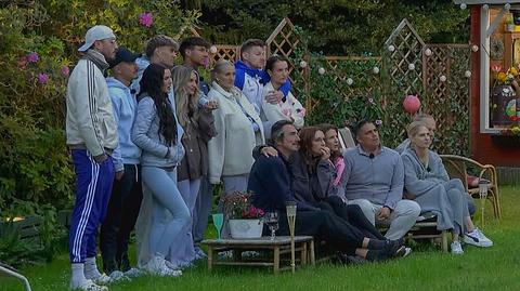 Die Kandidaten von Das Sommerhaus 2025 stehen bei einer Verkündung im Garten. - Foto: RTL