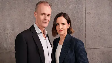 Max Uthoff und Maike Kühl stehen vor der Betonwand des Bühnenbildes und schauen in die Kamera. - Foto: ZDF/Jens Hartmann Max Uthoff und Maike Kühl stehen vor der Betonwand des Bühnenbildes und schauen in die Kamera. - Foto: ZDF/Jens Hartmann