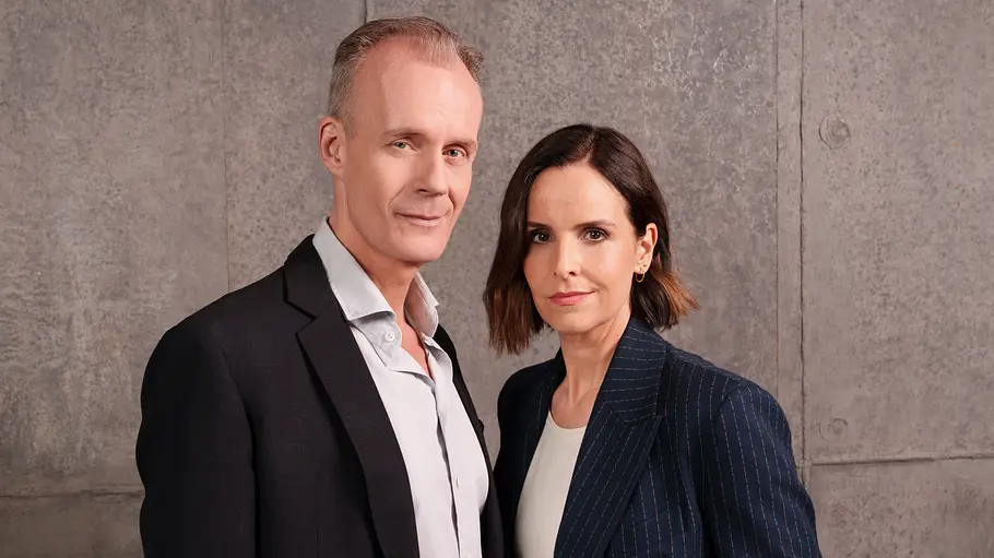 Das Team der „Anstalt“ steht nicht hinter der Entscheidung des ZDF. Max Uthoff und Maike Kühl stehen vor der Betonwand des Bühnenbildes und schauen in die Kamera.
