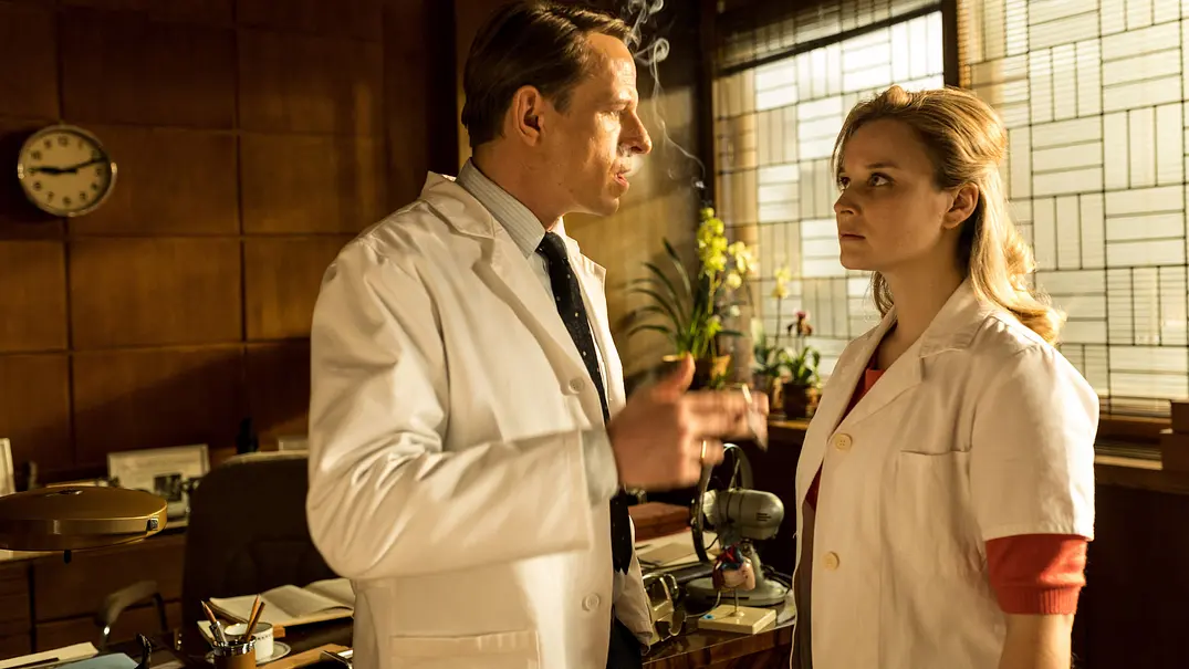 Das Wunder von Kapstadt: Medizinerin Lisa Scheel (Sonja Gerhardt, r.) arbeitet in Kapstadt für Dr. Christiaan Barnard (Alexander Scheer). - Foto: © ZDF/ARD Degeto/Producers at Work/Mia-Film/Frizzi Kurkhaus