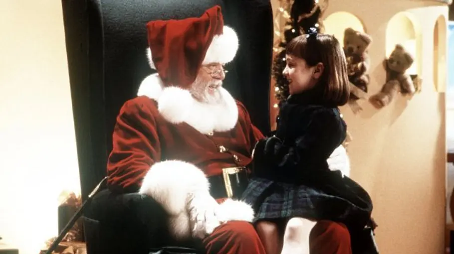 Der Weihnachtsmann spricht mit einem Mädchen.