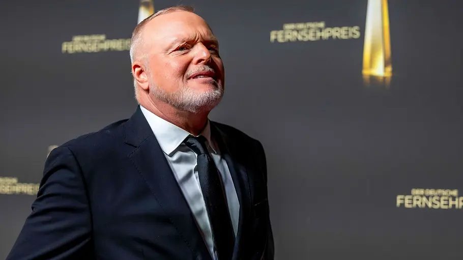 Dass Stefan Raab doch kein Selbstläufer ist, hat man bei RTL nun verstanden. Stefan Raab steht im dunklen Anzug mit Krawatte vor einer Wand mit dem Schriftzug „Deutscher Fernsehpreis“.