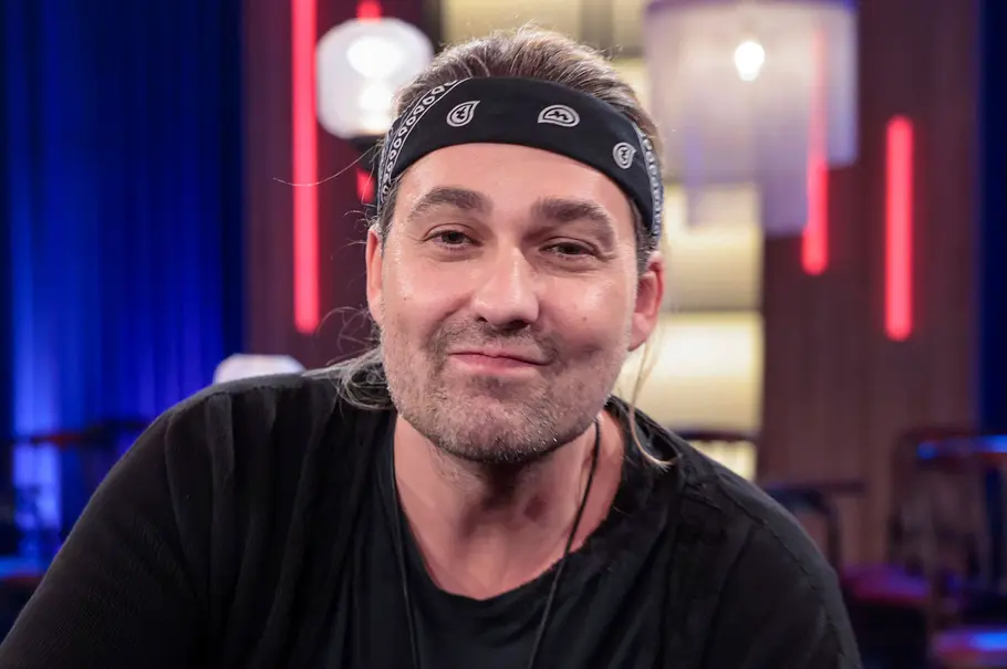David Garrett David Garrett trägt ein schwarzes Bandana und ein schwarzes Shirt. Im Hintergrund leuchten rote und blaue Lichter.