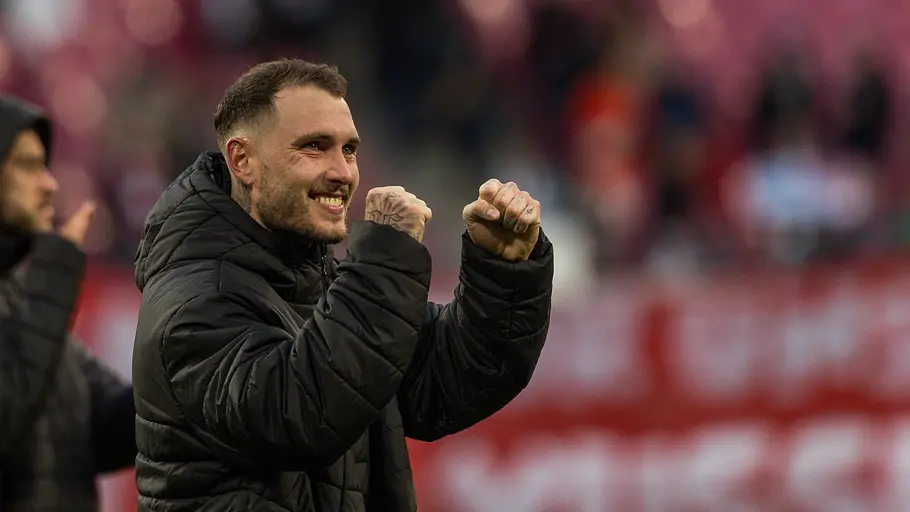 Fußballspieler David Raum feuert Mitspieler an.