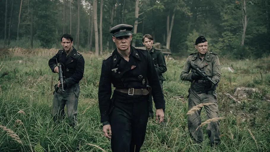David Schütter mit seiner Panzer Crew in „Der Tiger“. Sie stapfen gemeinsam durch das hohe Gras auf einer Kriegsmission.