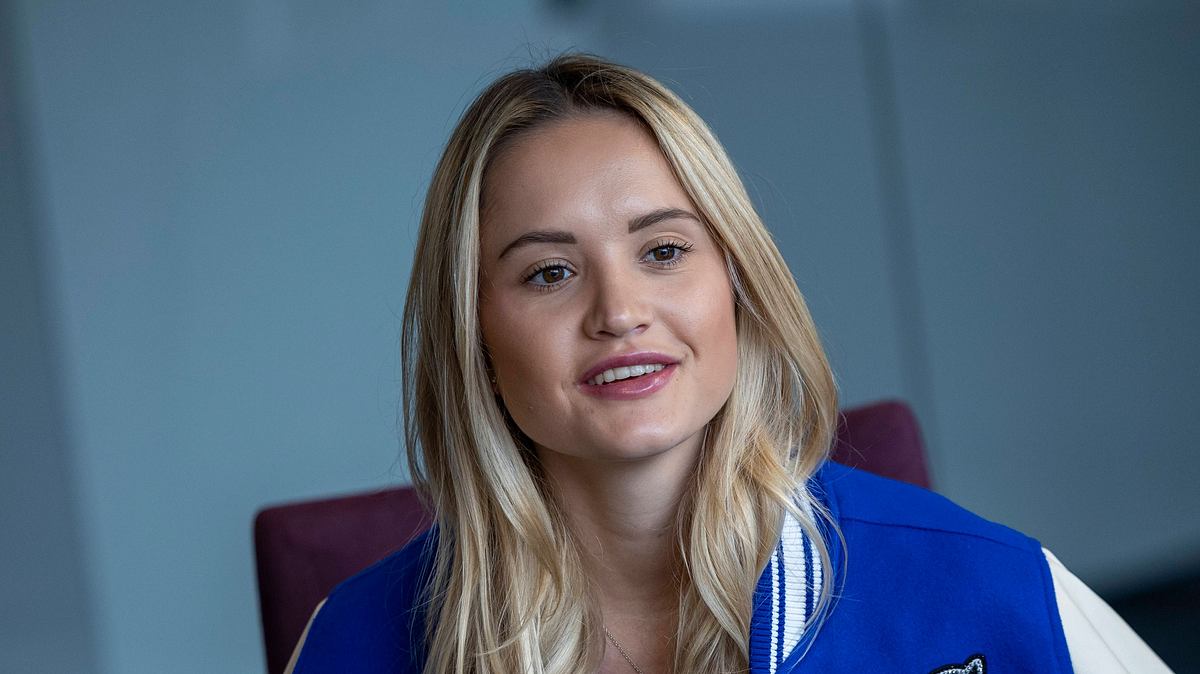 Davina Geiss lässt sich von Ozans Heiratsantrag nicht beindrucken. Der Familienfriseur ging vor ihr auf die Knie. Davina Geiss lässt lächelt freudig. Von einem Heiratsantrag von Frisör Ozan lässt sie sich dennoch nicht beindrucken.