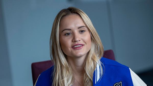 Davina Geiss lässt sich von Ozans Heiratsantrag nicht beindrucken. Der Familienfriseur ging vor ihr auf die Knie. - Foto:  IMAGO / Smith