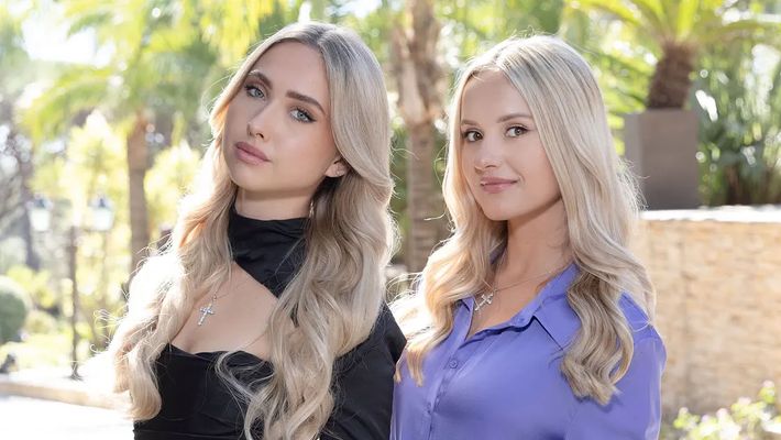 Die Geiss-Töchter vor Palmen: mit ihrer Serie Davina & Shania – We Love Monaco erreichen sie Rekordquoten. - Foto: Media Press