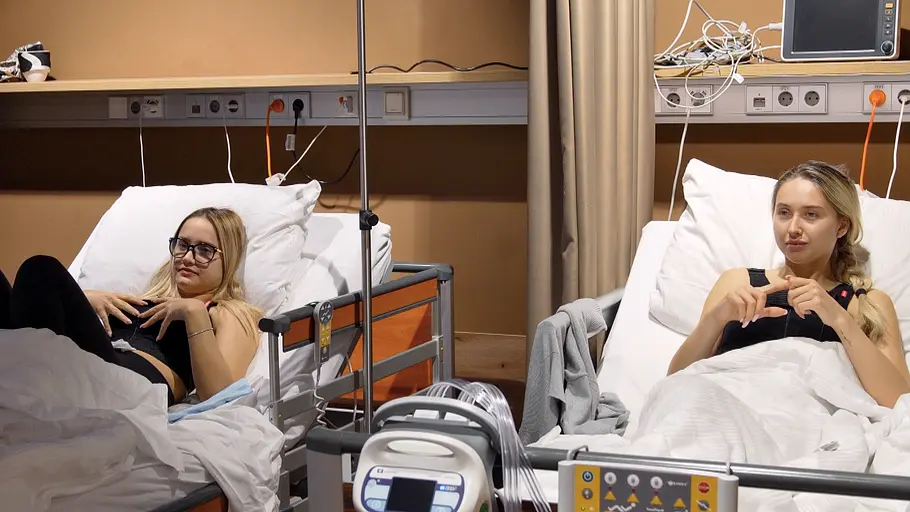Davina und Shania im Krankenbett vor der Brustvergrößerung.