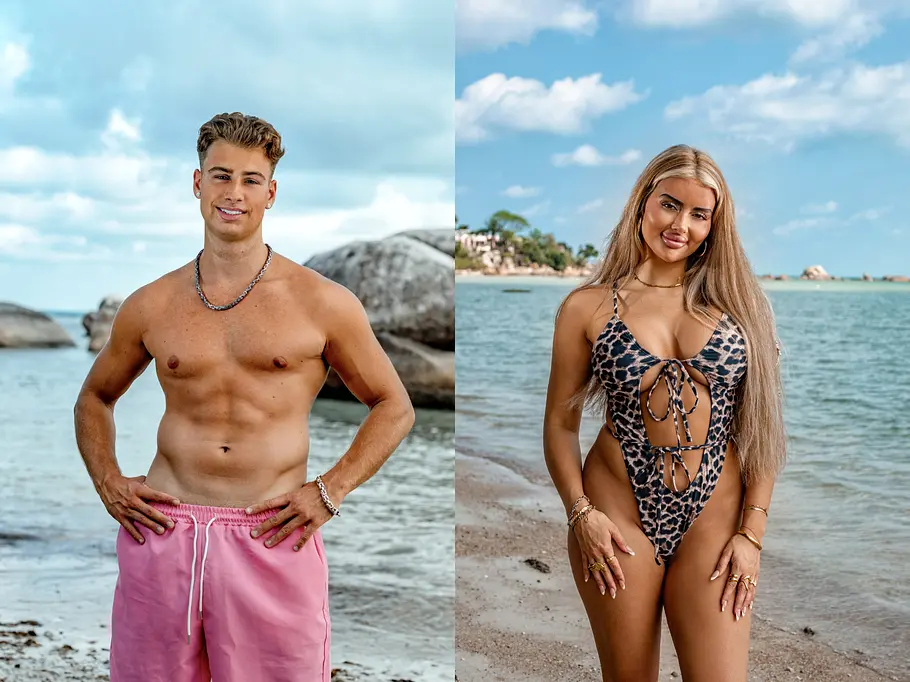 AYTO Ein junger Mann in pinker Badehose und eine junge Frau im auffälligen Badeanzug mit Leopardenmuster stehen jeweils am Strand vor türkisblauem Meer und Felsen. Beide lächeln in die Kamera, im Hintergrund sind Wasser, Himmel und Küste zu sehen.