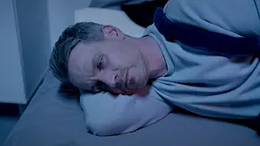 Killian liegt auf seinem Bett und schaut traurig nach vorne. - Foto: RTL Killian liegt auf seinem Bett und schaut traurig nach vorne. - Foto: RTL