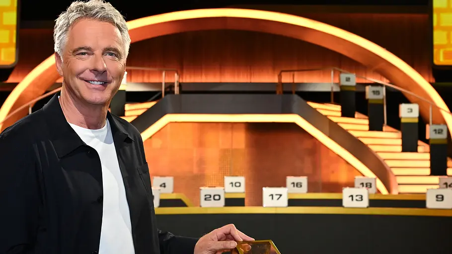 Jörg Pilawa moderiert die Show. Jörg Pilawa in der Deal or no Deal-Kulisse.
