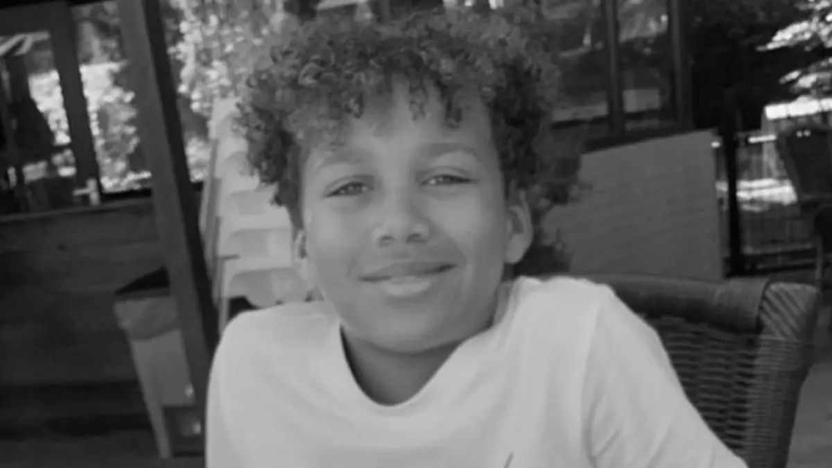 Delivio Misiedjan, 2013–2025: Ein kurzes Leben, das viele Herzen berührte. Schwarz-weiß-Porträt von Delivio Misiedjan (12), dem verstorbenen niederländischen Kinderstar