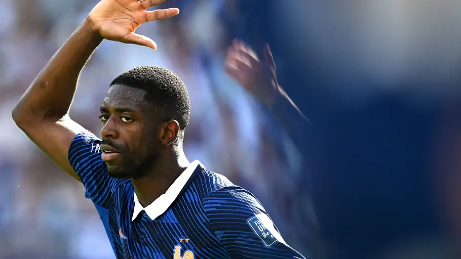 Ousmane Dembélé: Der große Star der Franzosen. Ousmane Dembélé hebt seinen Arm.