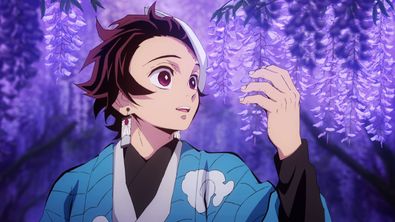 Demon Slayer: Tanjiro hält seine Hand an einen Baum voller lilianer Blüten - Foto:  Viz Media / Ufotable