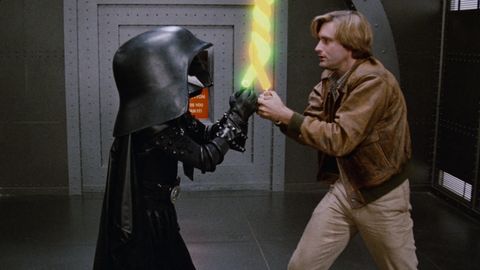 Lord Helmchen und Lone Starr kämpfen mit Lichtschwertern, die sich jedoch verknotet haben. - Foto: TMDB