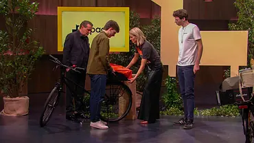 Löwe Ralf Dümmel, Gründer, Jonathan Vincentz, Löwin Janna Ensthaler und Gründer Lukas Ludwig stehen an einem Fahrrad. - Foto: RTL Löwe Ralf Dümmel, Gründer, Jonathan Vincentz, Löwin Janna Ensthaler und Gründer Lukas Ludwig stehen an einem Fahrrad. - Foto: RTL