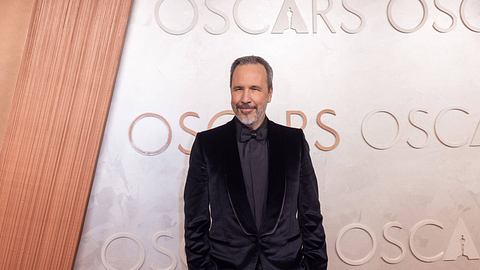Man sieht Regisseur Denis Villeneuve in einem schwarzen Anzug vor einer Fotowand der Oscars. - Foto: IMAGO / Avalon.red