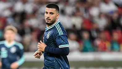 Deniz Undav im Trikot der deutschen Nationalmannschaft beim Länderspiel gegen Finnland - Foto: IMAGO / DeFodi Images