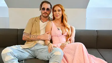 Dennis Lodi und Tara Tabitha sitzen einer Couch und lächeln in die Kamera - Foto: Sabine Hertel Dennis Lodi und Tara Tabitha sitzen einer Couch und lächeln in die Kamera - Foto: Sabine Hertel