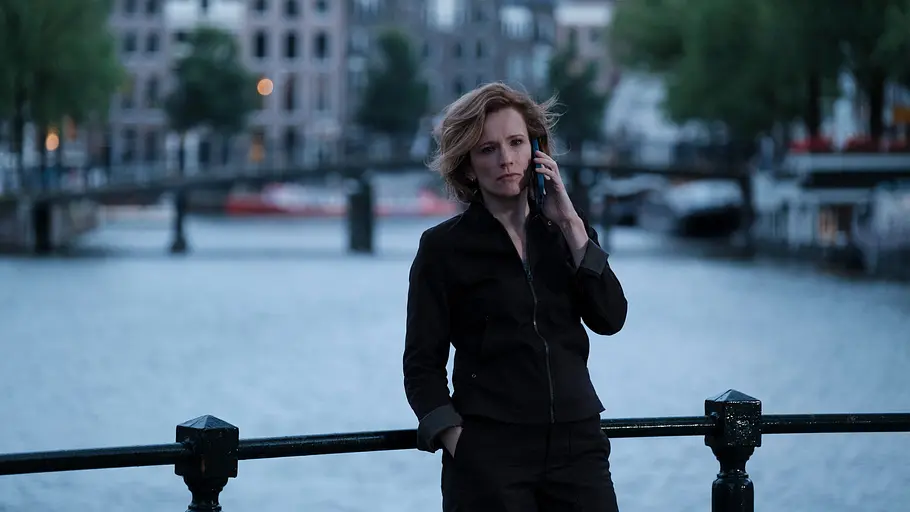 Der Amsterdam-Krimi: Der falsche Tote Frau telefoniert in einer Szene in Der Amsterdam-Krimi: Der falsche Tote.