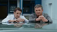 Die Arme auf das Autodach abgelegt stehen Dr. Alexander Kahnweiler (Mark Keller) und Dr. Martin Gruber (Hans Sigl) nebeneinander. - Foto: ZDF und Sabine Finger Fotografie. Die Arme auf das Autodach abgelegt stehen Dr. Alexander Kahnweiler (Mark Keller) und Dr. Martin Gruber (Hans Sigl) nebeneinander. - Foto: ZDF und Sabine Finger Fotografie.
