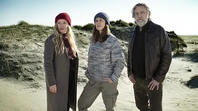Drei Kommissare stehen am Strand zwischen den Dünen - Foto: ARD Degeto Film/Georges Pauly