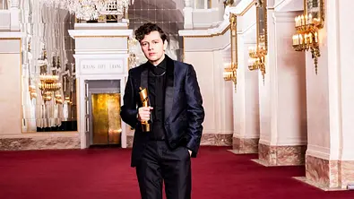 Christian Friedel moderiert die Verleihung. - Foto: ZDF/Clemens Porikys
