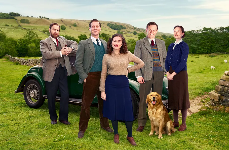 Der Doktor und das liebe Vieh - Keyvisual (v.l.n.r.) Siegfried Farnon (Samuel West), James Herriot (Nicholas Ralph), Helen Alderson (Rachel Shenton) Tristan Farnon (Callum Woodhouse) & Mrs Hall (Anna Madeley)