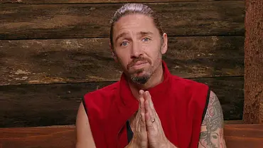 Gil Ofarim sitzt im Dschungeltelefon und macht eine bittende Geste.  - Foto: RTL