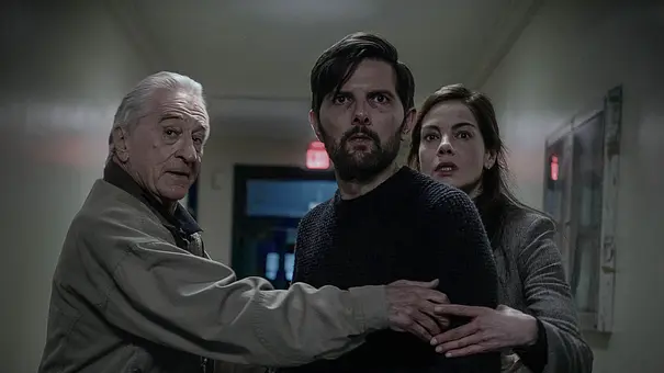 Robert De Niro als Peter Willis, Adam Scott als Tom Kennedy und Michelle Monaghan als Amanda Beck in Der Kinderflüsterer. - Foto: DAVID LEE/NETFLIX ©2026 Robert De Niro als Peter Willis, Adam Scott als Tom Kennedy und Michelle Monaghan als Amanda Beck in Der Kinderflüsterer. - Foto: DAVID LEE/NETFLIX ©2026
