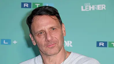 Hendrik Duryn auf dem Red Carpet für „Der Lehrer“ - Foto: IMAGO / Gartner
