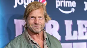 Henning Baum lächelt auf dem roten Teppich der „Der letzte Bulle“-Premiere in grüner Jacke vor dem Joyn- und Prime-Backdrop. - Foto: IMAGO / Future Image Henning Baum lächelt auf dem roten Teppich der „Der letzte Bulle“-Premiere in grüner Jacke vor dem Joyn- und Prime-Backdrop. - Foto: IMAGO / Future Image