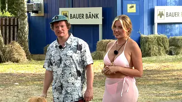 Fritz und Ina auf dem Promihof, sie stehen vor der Bauer Bänk - Foto: RTLZWEI