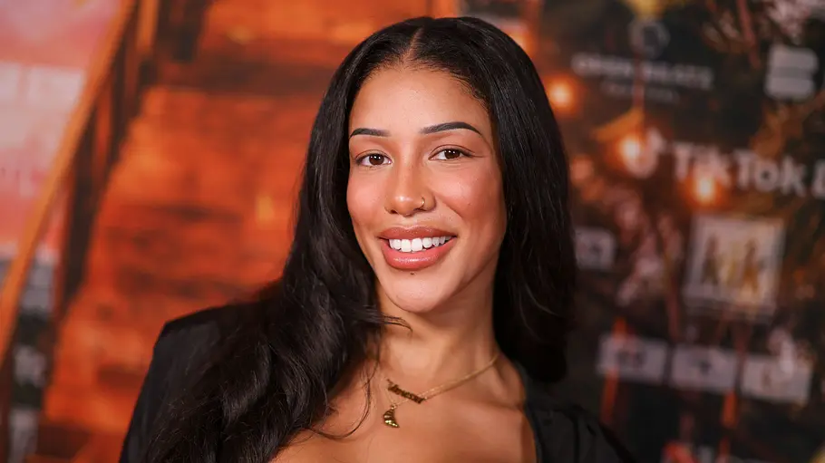 „Der Promihof“-Kandidatin Vanessa Nwattu Vanessa Nwattu, hier lächelnd und ganz in Schwarz gekleidet, verrät Details zu ihrem neuen Freund.