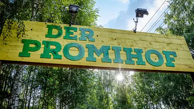 Schild von „Der Promihof“. - Foto: RTLZWEI