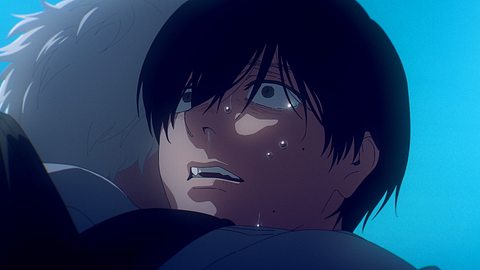 Hikaru umarmt seinen besten Freund Yoshiki. Dieser hat Tränen in den Augen und wirkt erschreckt. - Foto: Courtesy of Netflix