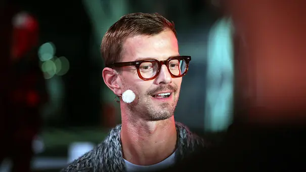 Joko Winterscheidt schaut in die Ferne - Foto: IMAGO / Funke Foto Services