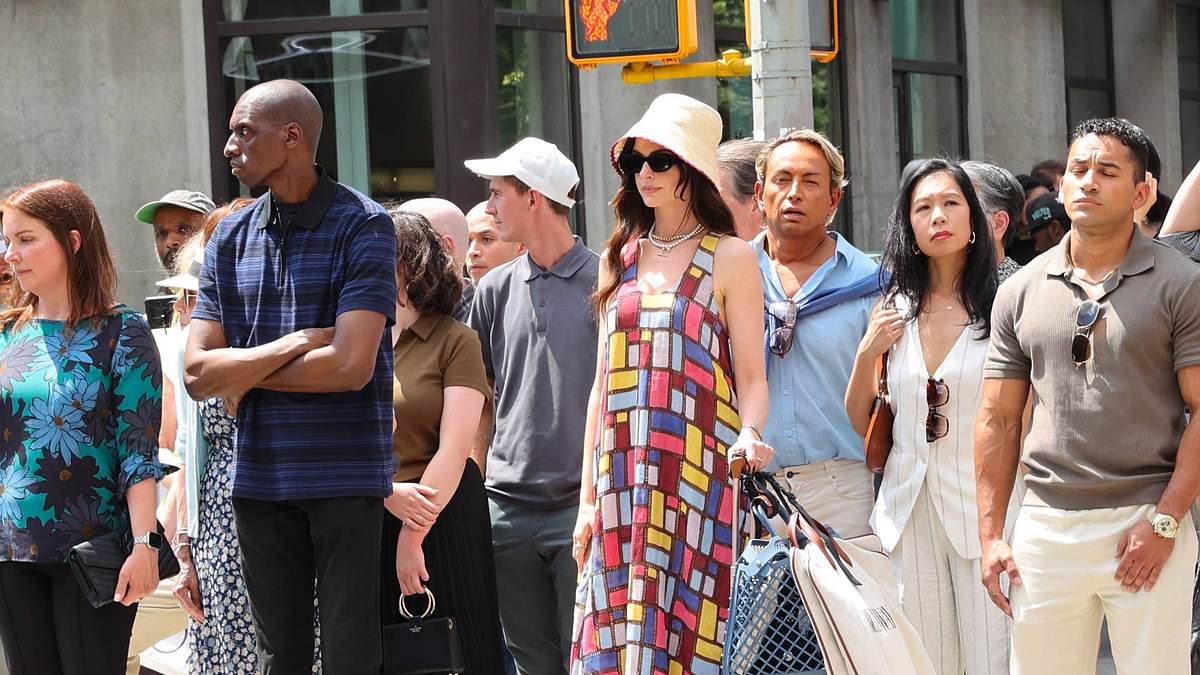 Anne Hathaway bei den Dreharbeiten für „Der Teufel trägt Prada 2“. Anne Hathaway bei Dreharbeiten als Andy Sachs