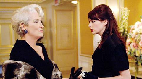 Andy Sachs und Miranda Priestly in „Der Teufel trägt Prada“ - Foto: Imago / Ronald Grant