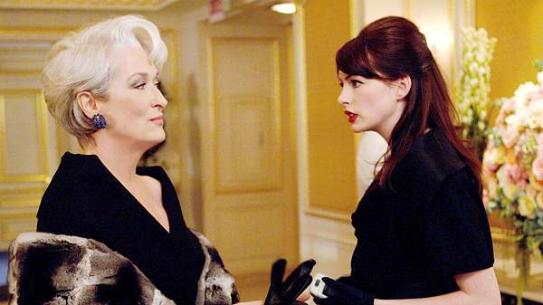 Andy Sachs und Miranda Priestly in „Der Teufel trägt Prada“ - Foto: Imago / Ronald Grant