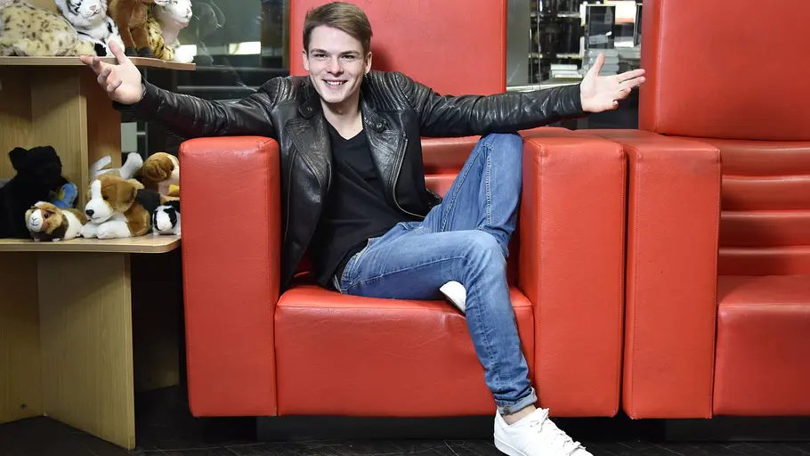 Der „Unter uns“-Rausschmiss war ein Weckruf für Marvin Linke. Marvin Linke kurz vor seinem Unter Uns-Aus im März 2016. Er sitzt lächelnd mit ausgebreiteten Armen in einem roten Sessel.