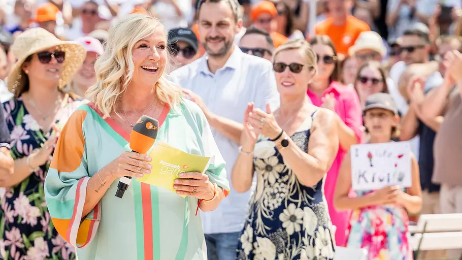 ZDF Fernsehgarten Andrea Kiewel moderiert den ZDF-Fernsehgarten auf dem ZDF-Gelände in Mainz
